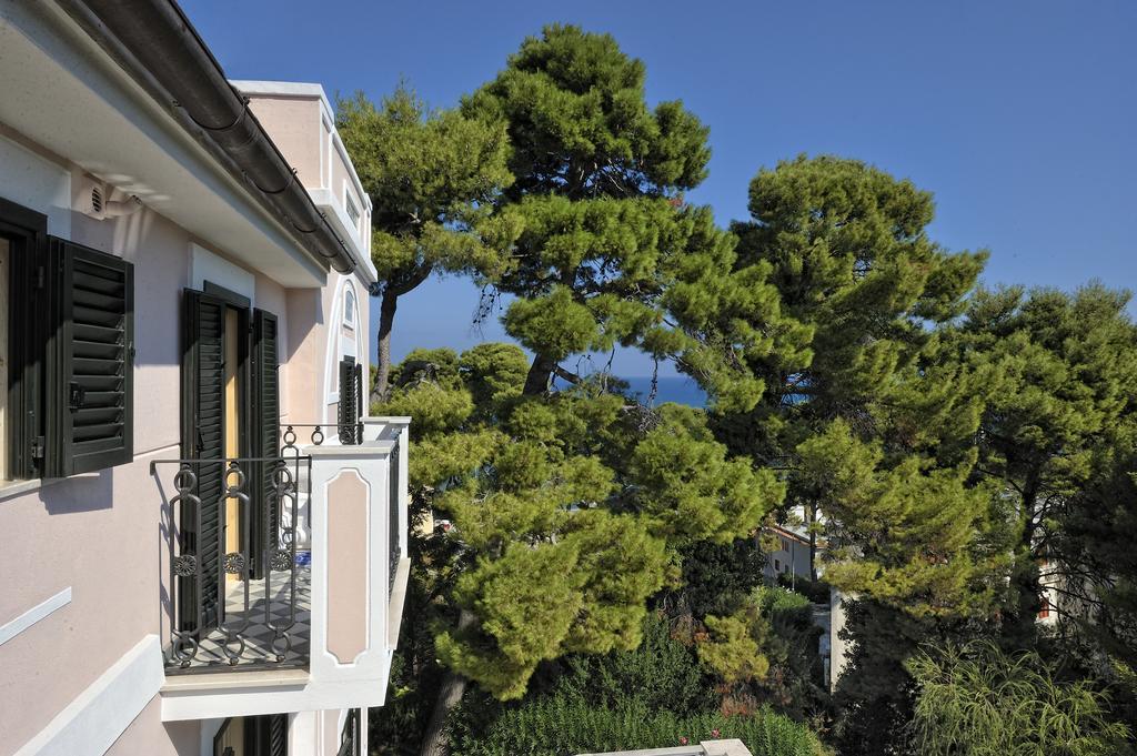 Park Hotel Villa Maria San Menaio Rum bild