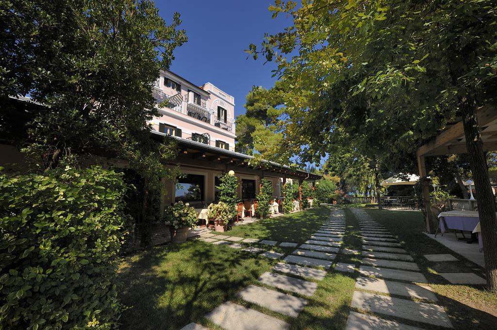 Park Hotel Villa Maria San Menaio Exteriör bild