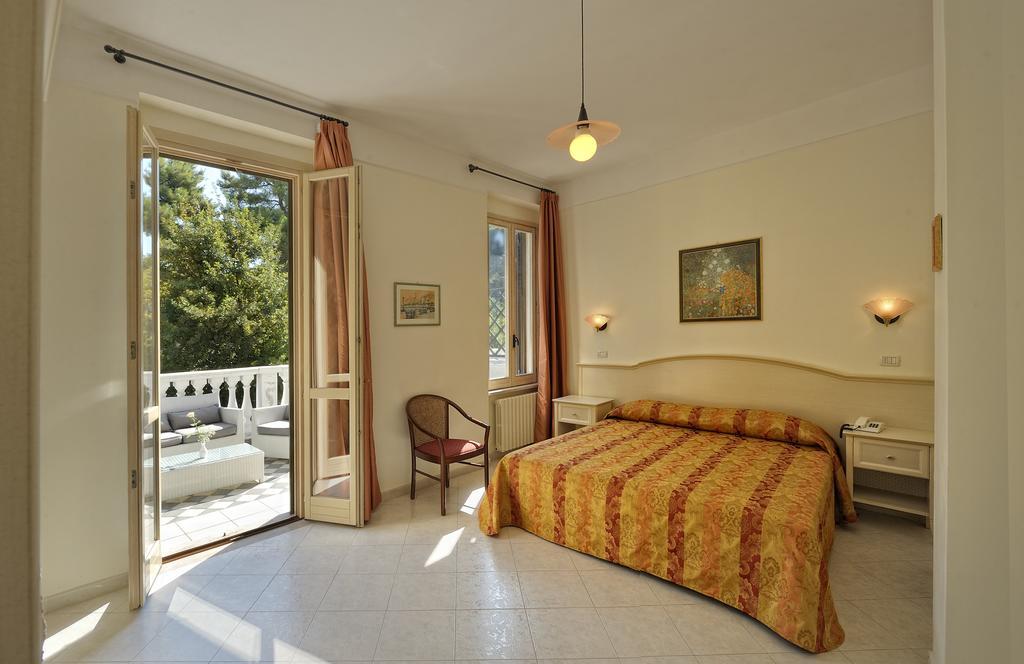Park Hotel Villa Maria San Menaio Rum bild
