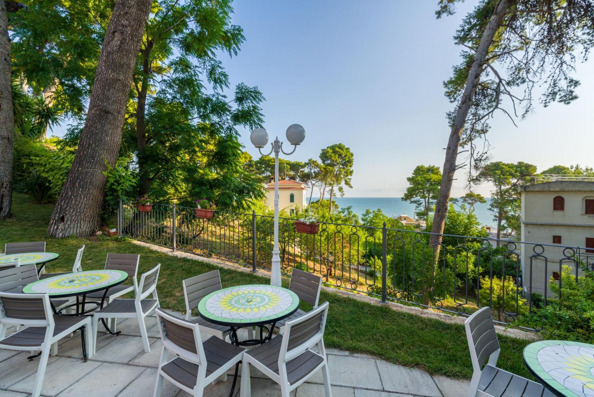 Park Hotel Villa Maria San Menaio Exteriör bild