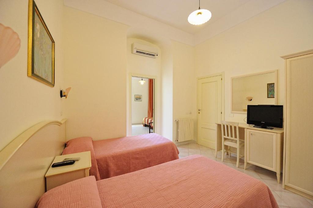 Park Hotel Villa Maria San Menaio Rum bild
